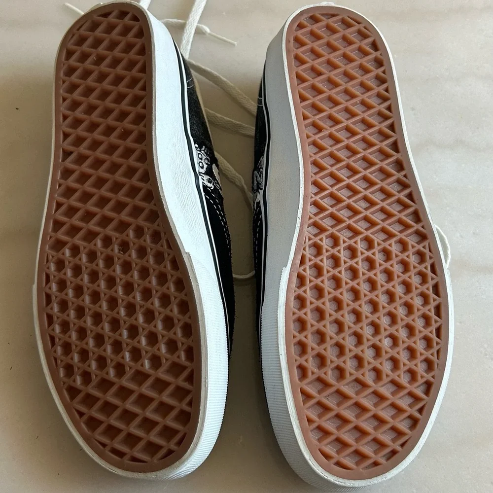 Limited Edition Vans x Disney 100 Years of Wonder Shoes Black Suede size W7/M5.5 - Picture 8 of 9